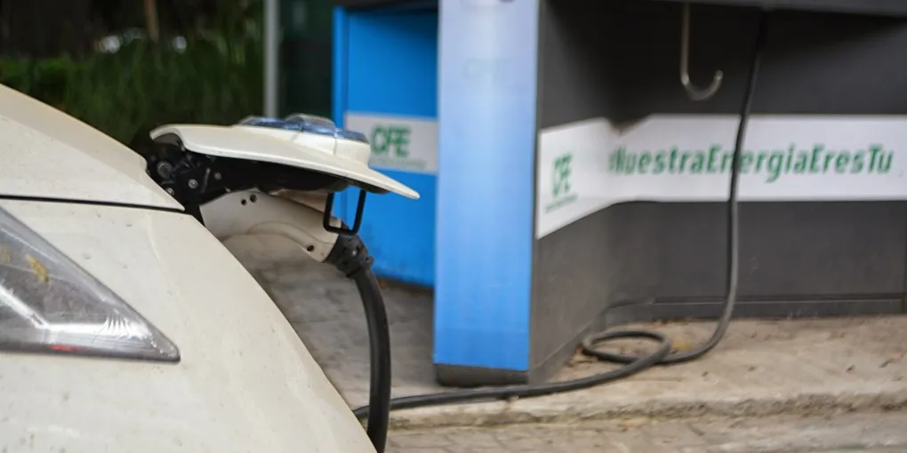 Auto eléctrico conectado a una estación de carga de CFE en el Parque España de Ciudad de México
